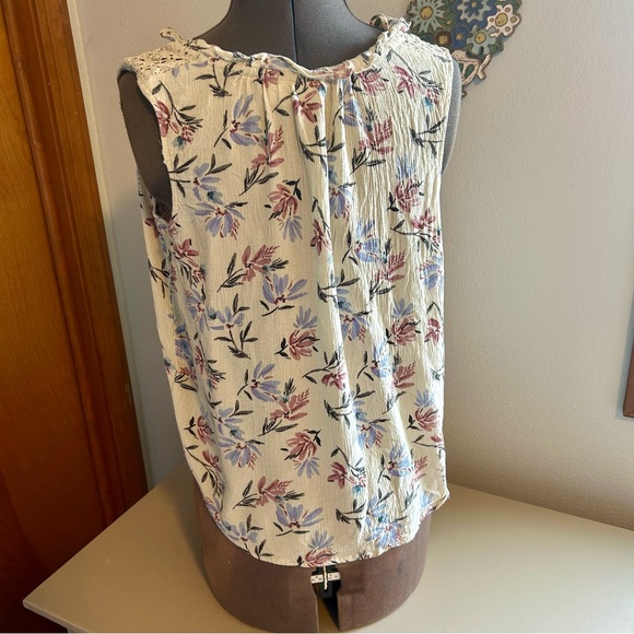 Studio B sleeveless blouse - Picture 2 of 7